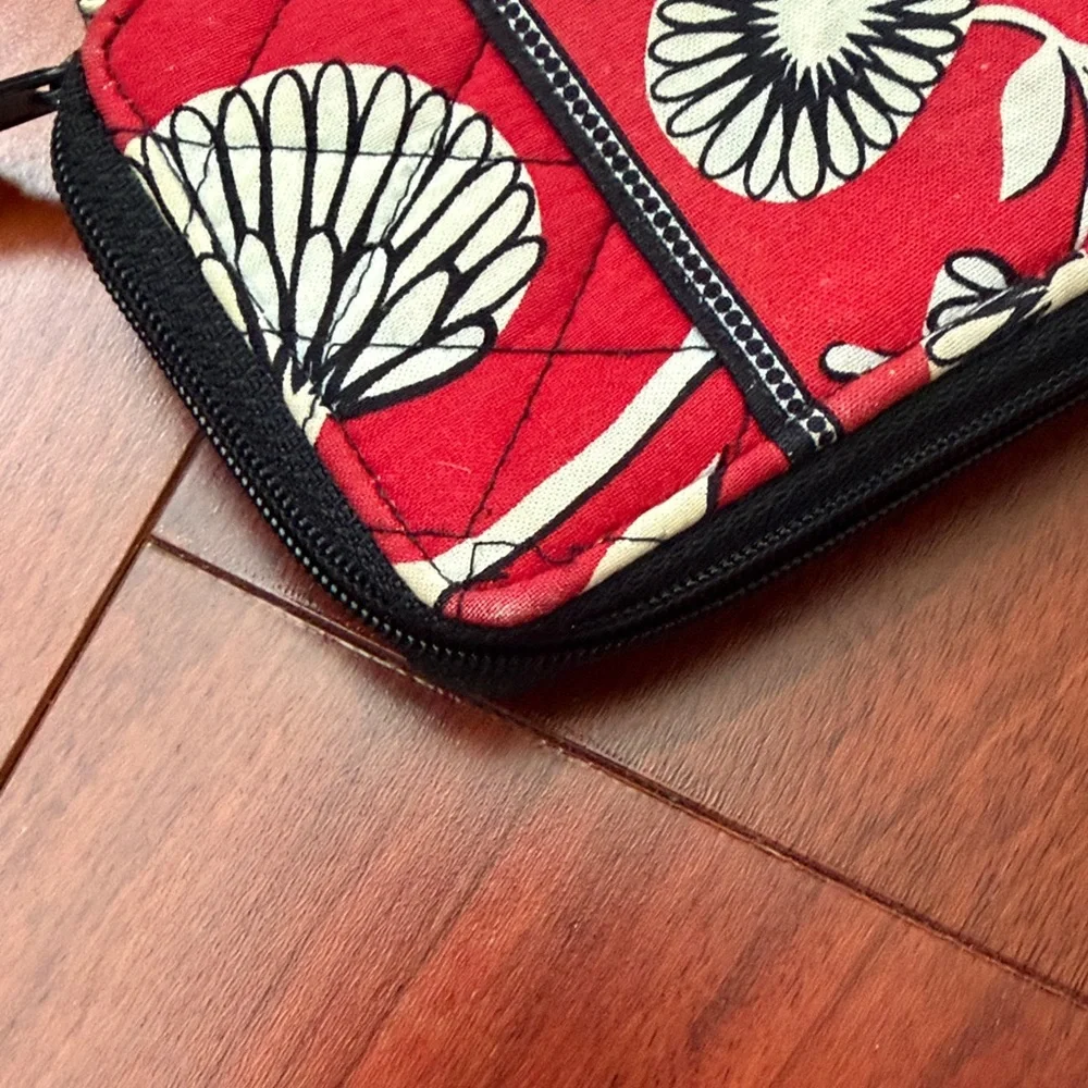 Vera Bradley disco Daisy - Red and White Floral Wristlet and Lanyard